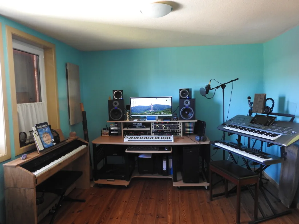 Das Musikstudio von Frank Tuppek mit Klavier, Keyboards, Mischpult und Lautsprechern